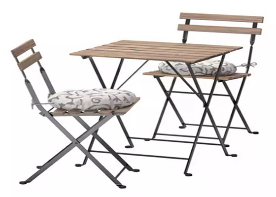 Tabelle e sedie di legno del giardino per mobilia all'aperto