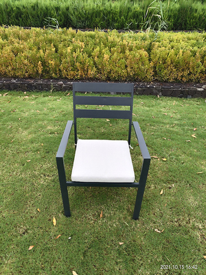 rivestimento all'aperto d'impilamento di alluminio della polvere della sedia del bracciolo di altezza di 64cm
